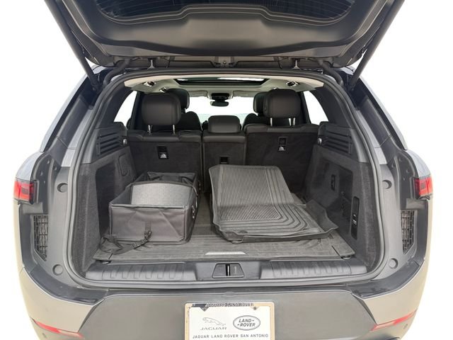 Used 2023  Land Rover SE image 18