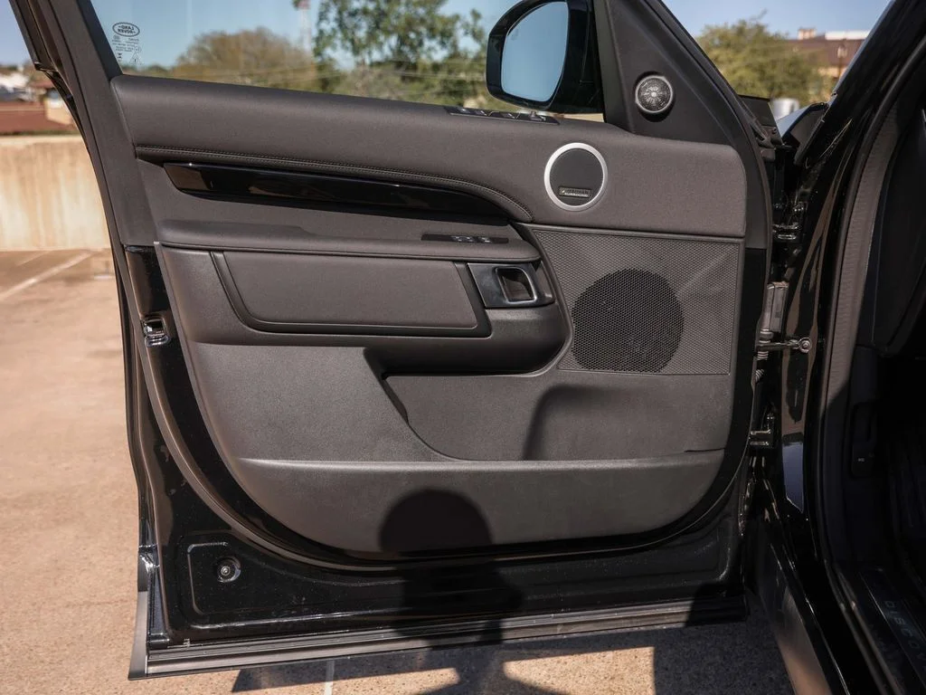 Used 2025 Santorini Black Metallic Land Rover S image 31