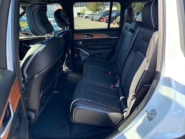 New 2025 Bright White Clear-Coat Exterior Paint Jeep Summit Reserve image 13