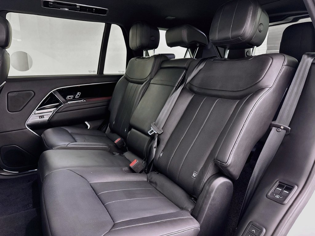 Used 2024 White Land Rover SE image 25