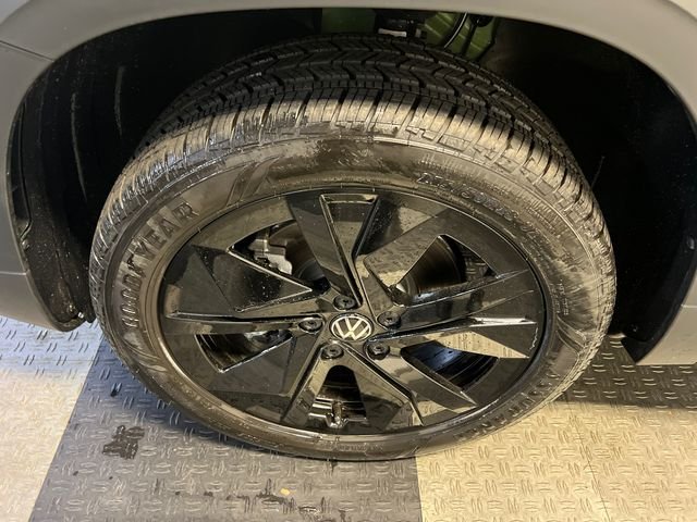 New 2026 Green Volkswagen 1.5T SE Black image 8