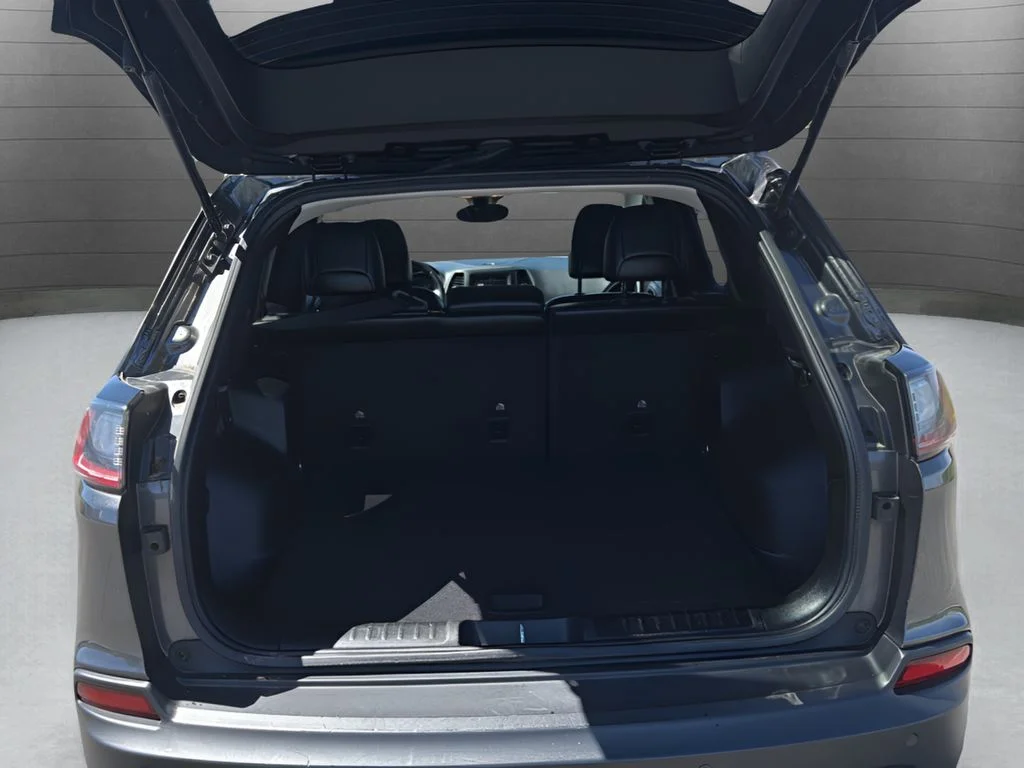 Used 2021 Gray Jeep Latitude Plus image 24