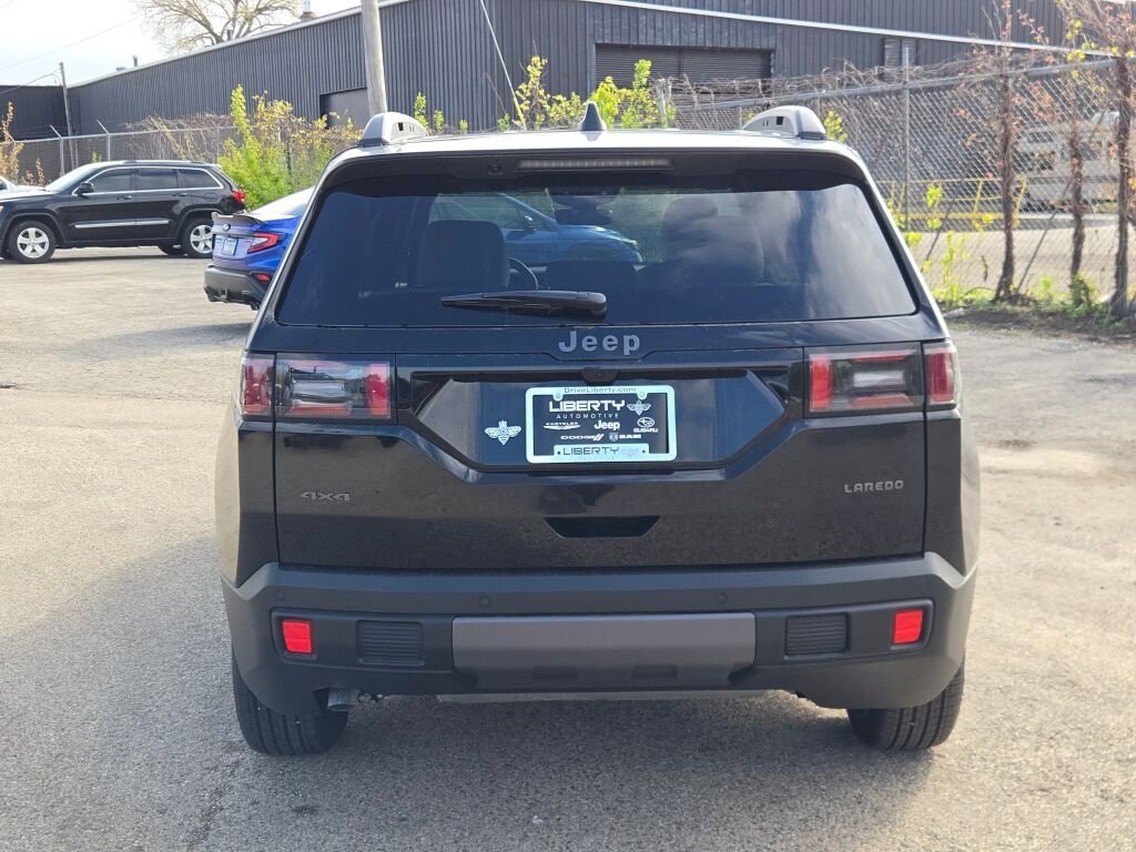 New 2026 Diamond Black Crystal Pearl-Coat Exterior Paint Jeep Laredo image 13