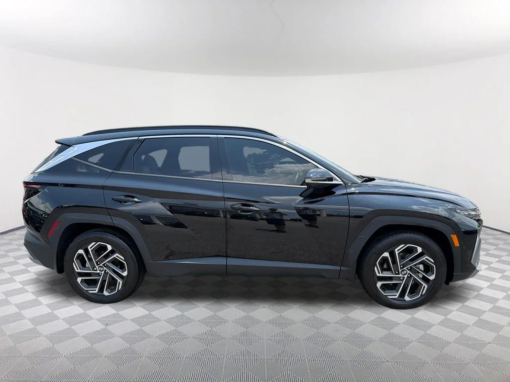 Used 2025 Black Hyundai Limited image 4