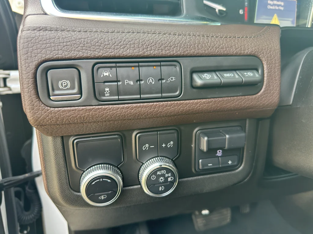Used 2021 White Frost Tricoat GMC Denali image 30