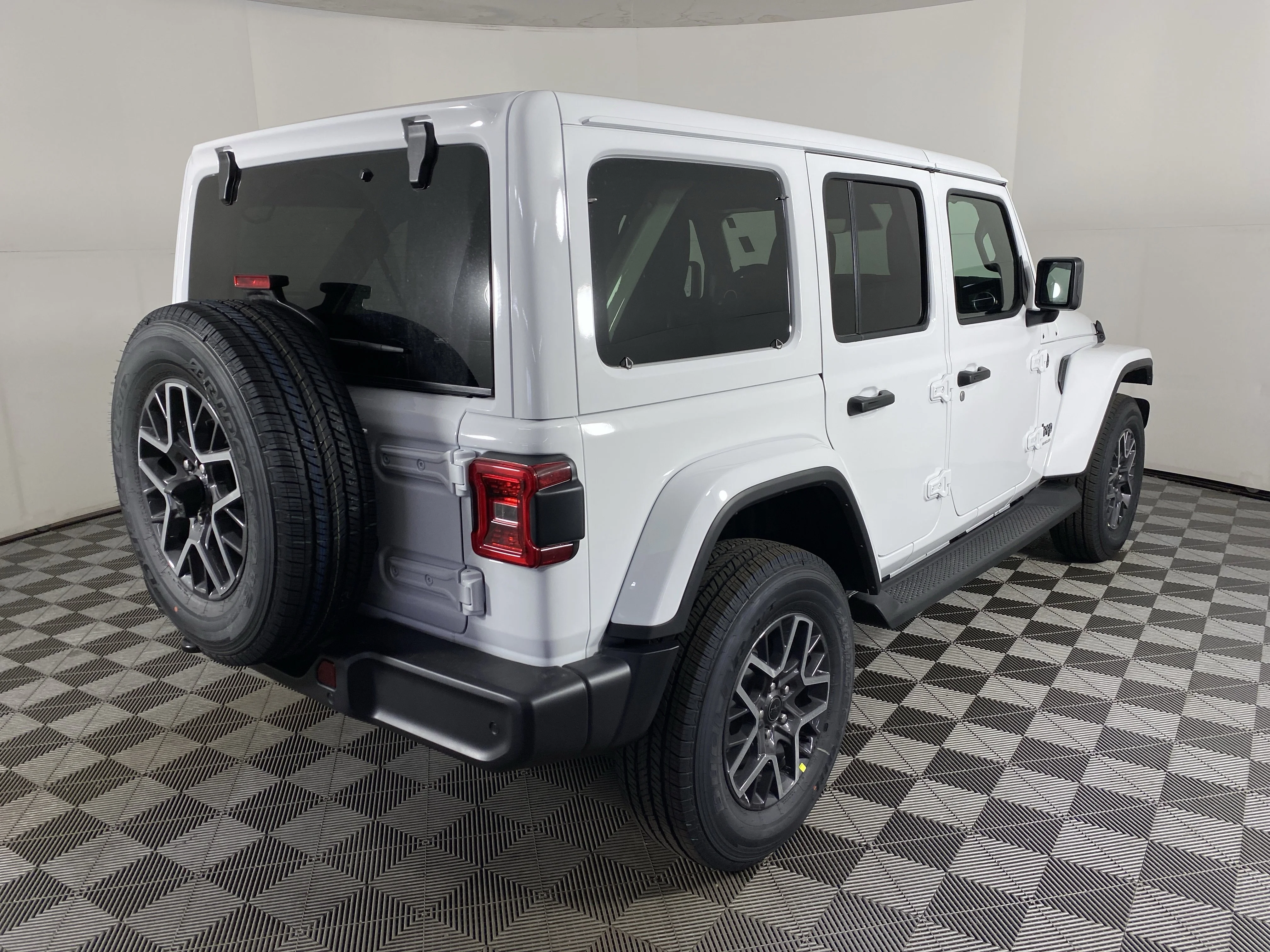 New 2026 Bright White Clear-Coat Exterior Paint Jeep Sahara image 7