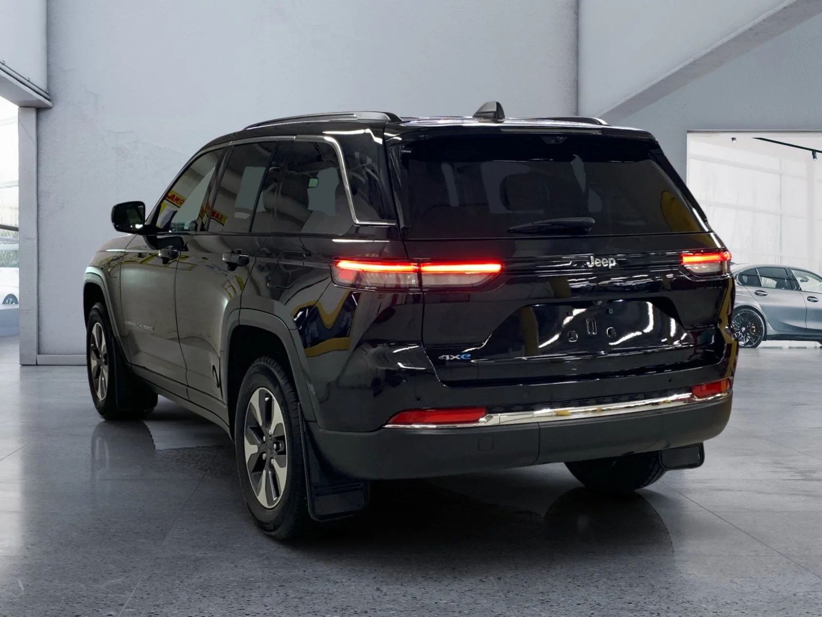 New 2023 Diamond Black Crystal Pearl Jeep  image 3