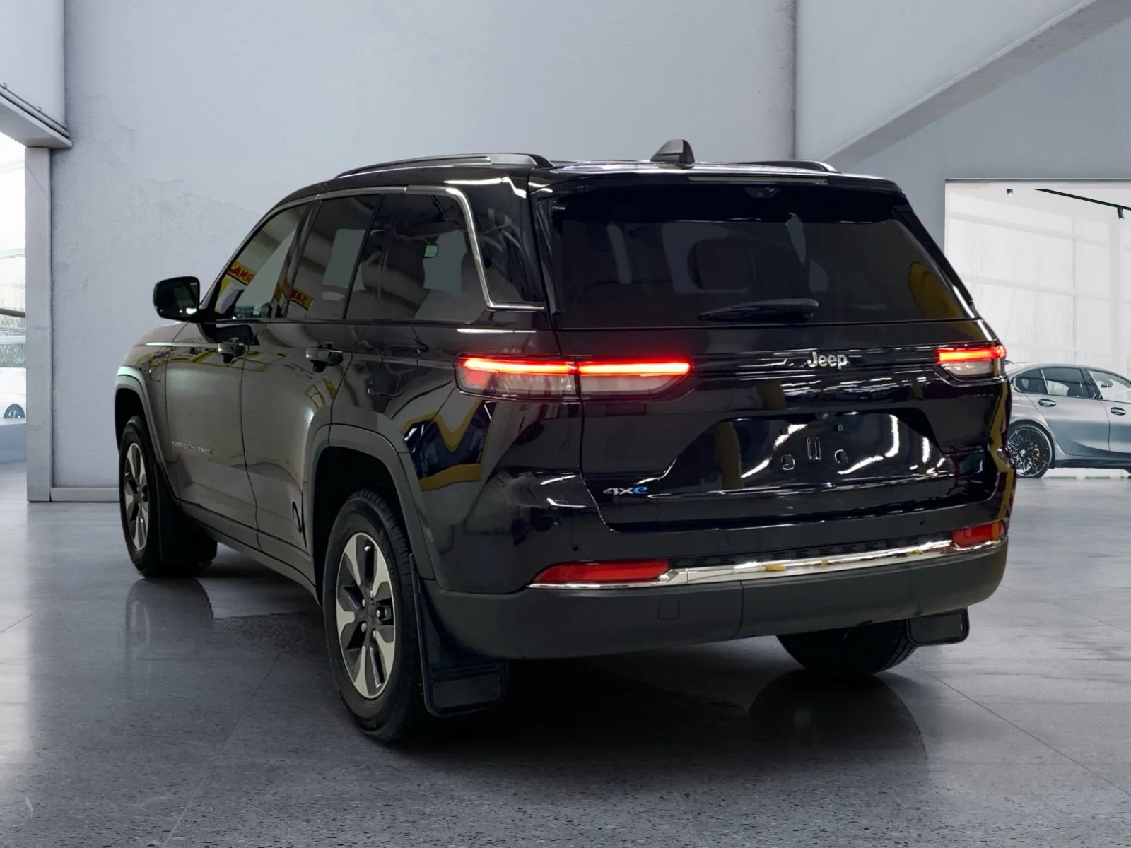New 2023 Diamond Black Crystal Pearl Jeep  image 3