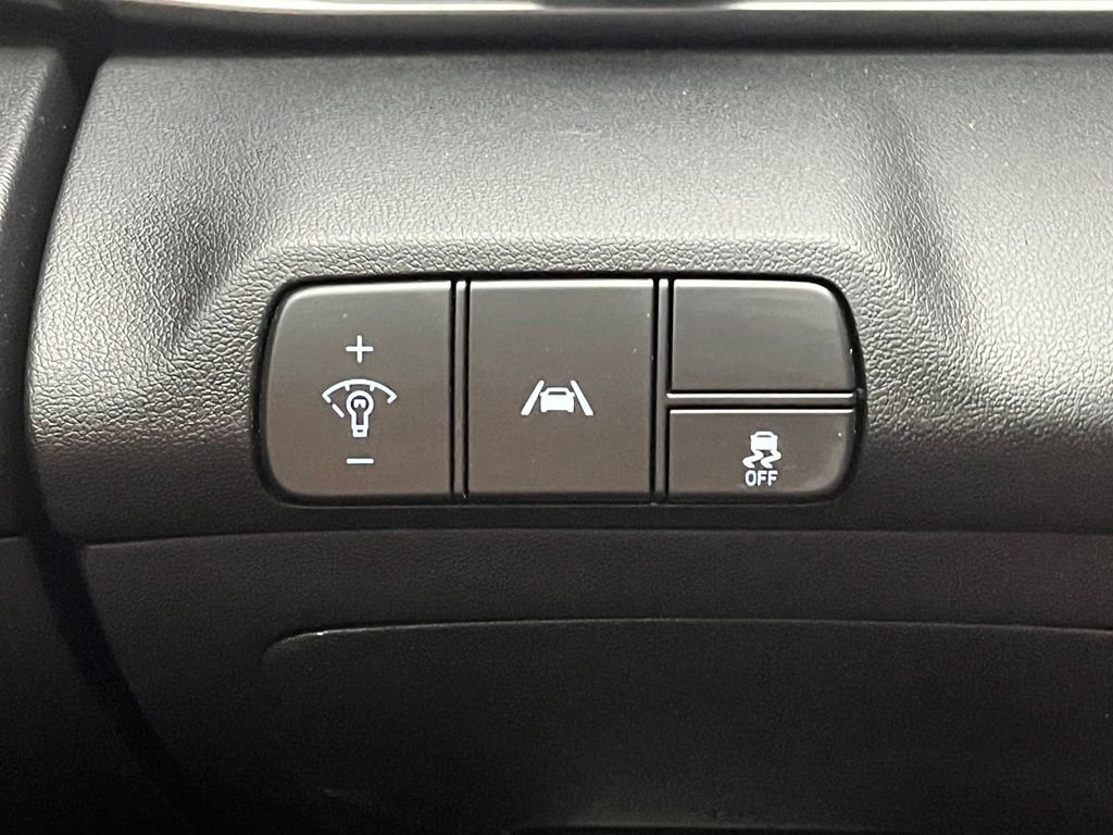 Used 2022 White Hyundai Base image 24
