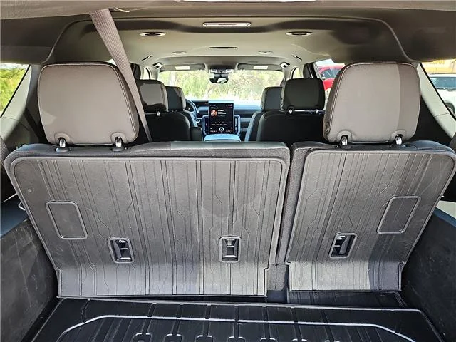 Used 2025 Summit White GMC AT4 4x4 image 7