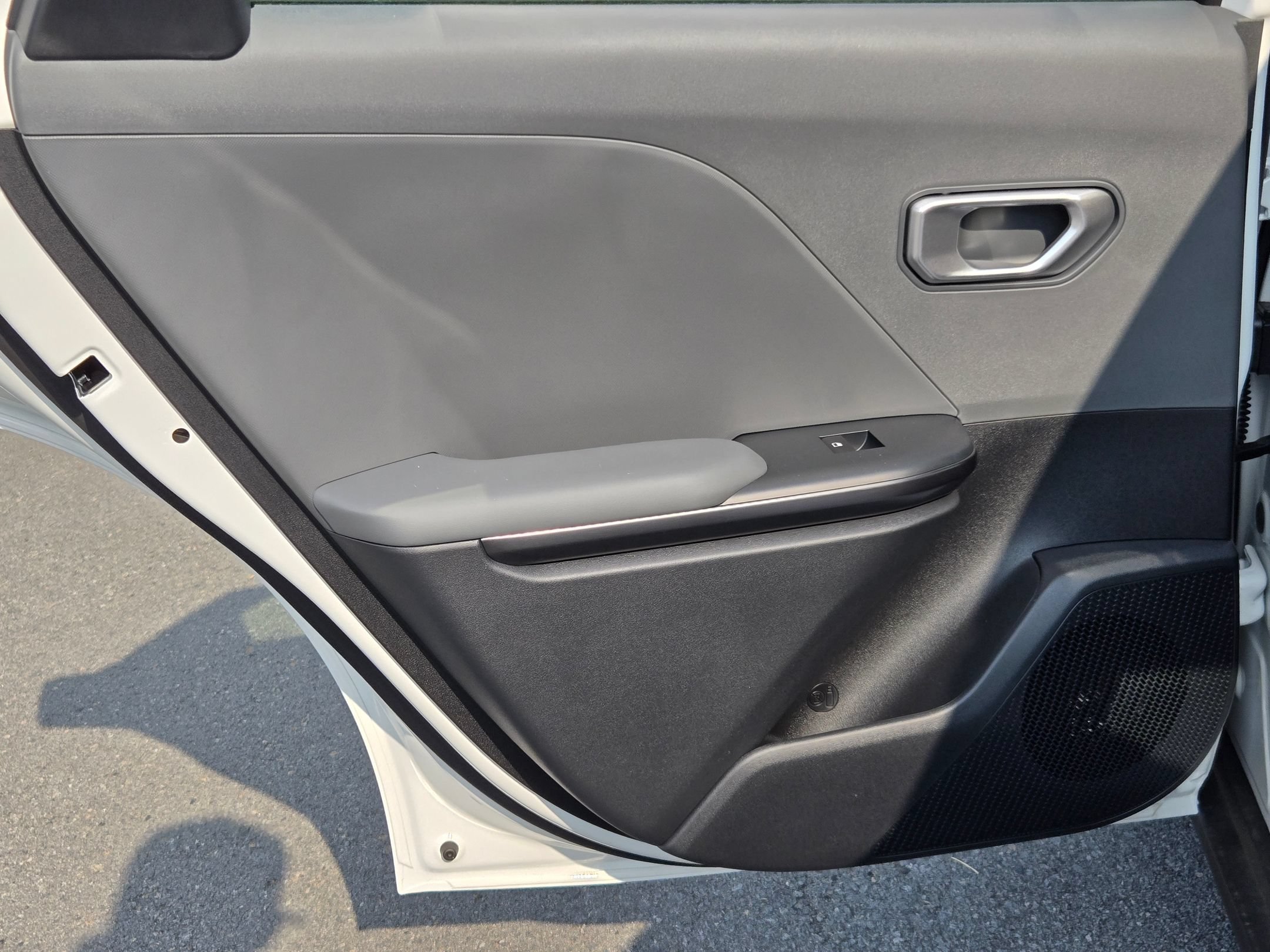 New 2026 Snow White Pearl Kia LXS image 28
