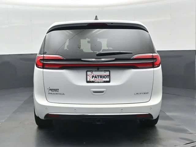 New 2026 Bright White Clear-Coat Exterior Paint Chrysler Limited image 28