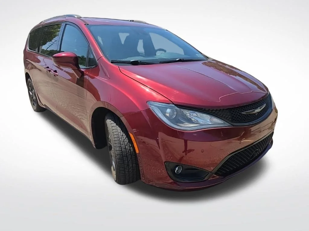 Used 2019 Red Chrysler Touring L Plus image 3