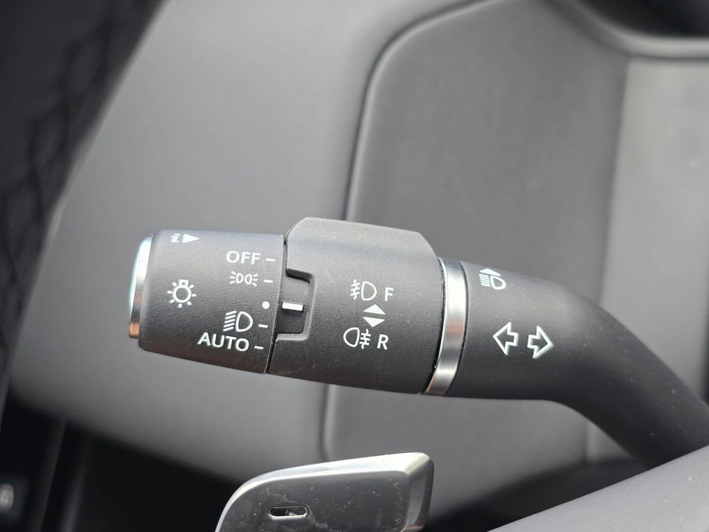 Certified Used 2025 Gray Land Rover Dynamic SE image 27