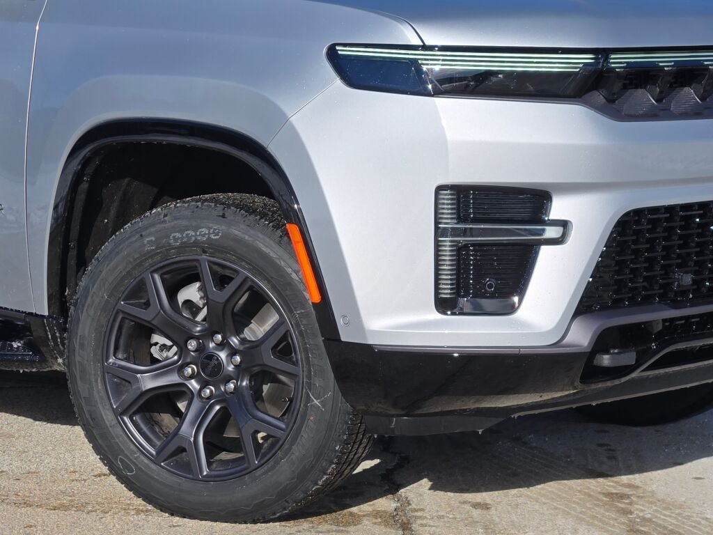 New 2026 Silver-Zynith Exterior Paint Jeep Limited Altitude image 4