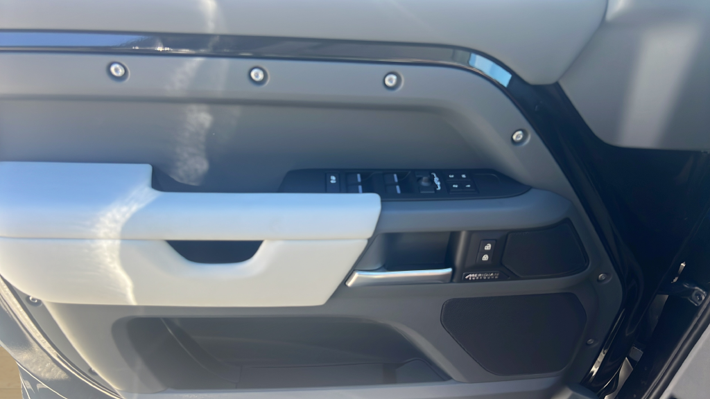 New 2026 Santorini Black LAND ROVER X-Dynamic SE image 21