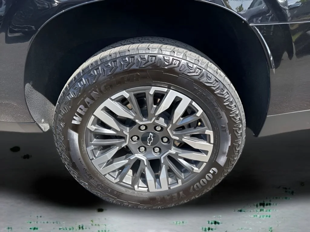 Used 2025 Black Chevrolet Z71 image 37