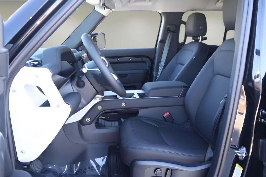 New 2026 Santorini Black Land Rover S image 9