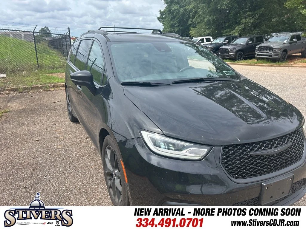 2023 Chrysler Pacifica Limited's photo