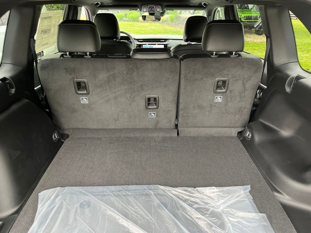 New 2026 Silver Zynith Exterior Paint Jeep Laredo Altitude image 38