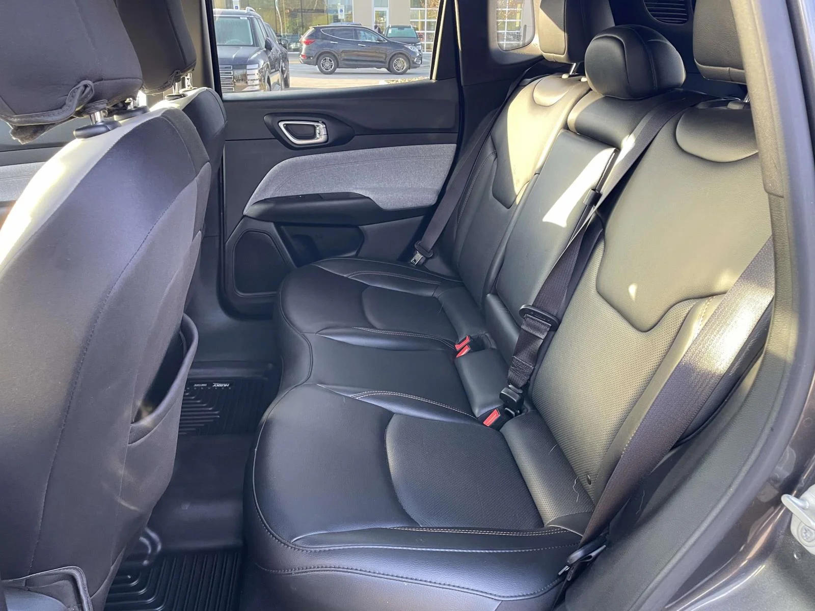 Used 2023 Granite Crystal Metallic Clearcoat Jeep Latitude Lux image 3
