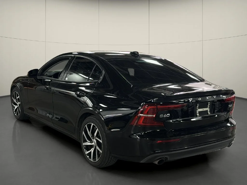 Used 2019 Black Volvo T6 Momentum image 5