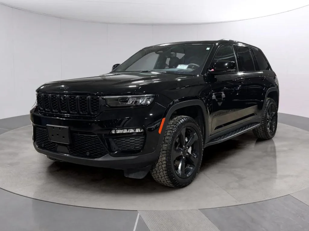 Used 2024 Diamond Black Crystal Pearlcoat Jeep Limited image 7
