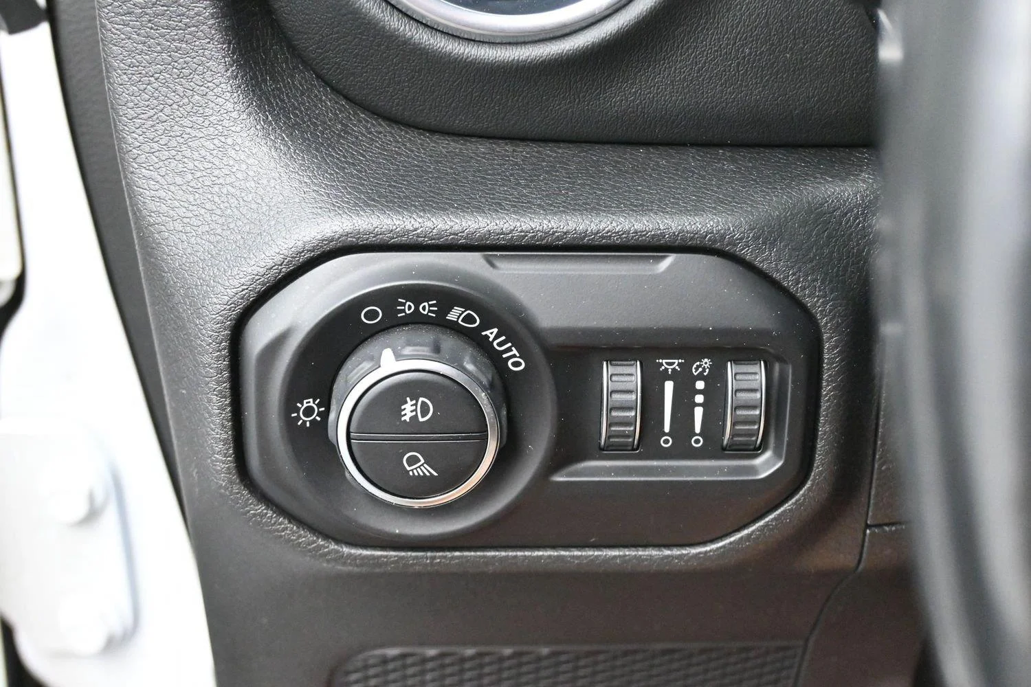 Used 2020 Bright White Clearcoat Jeep Overland image 25
