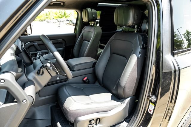 New 2026 Santorini Black Metallic Land Rover V8 image 36