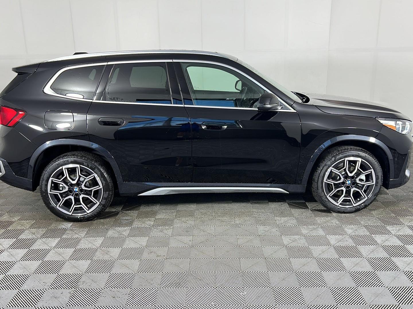 New 2026 Jet Black BMW xDrive28i image 2