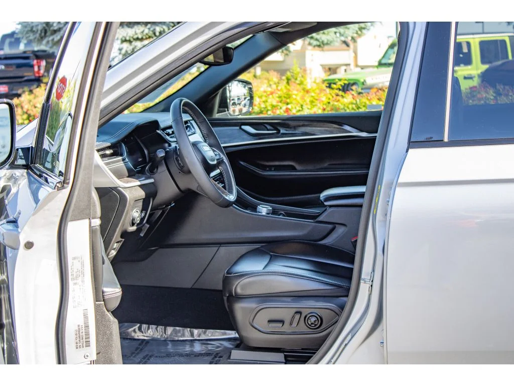 Used 2024 Silver Zynith Jeep Limited image 31