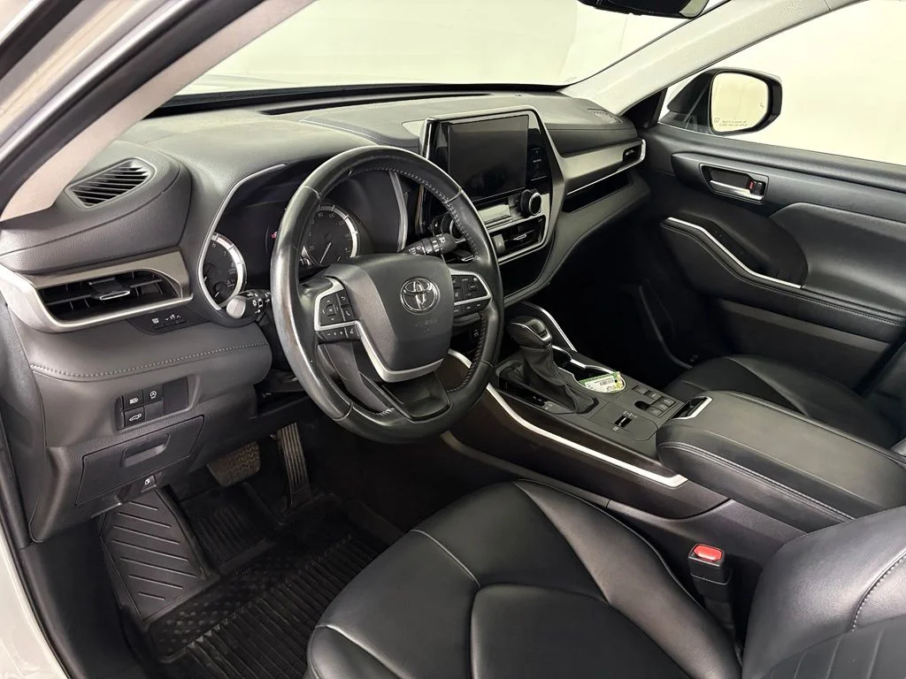 Used 2024 Silver Toyota XLE image 18