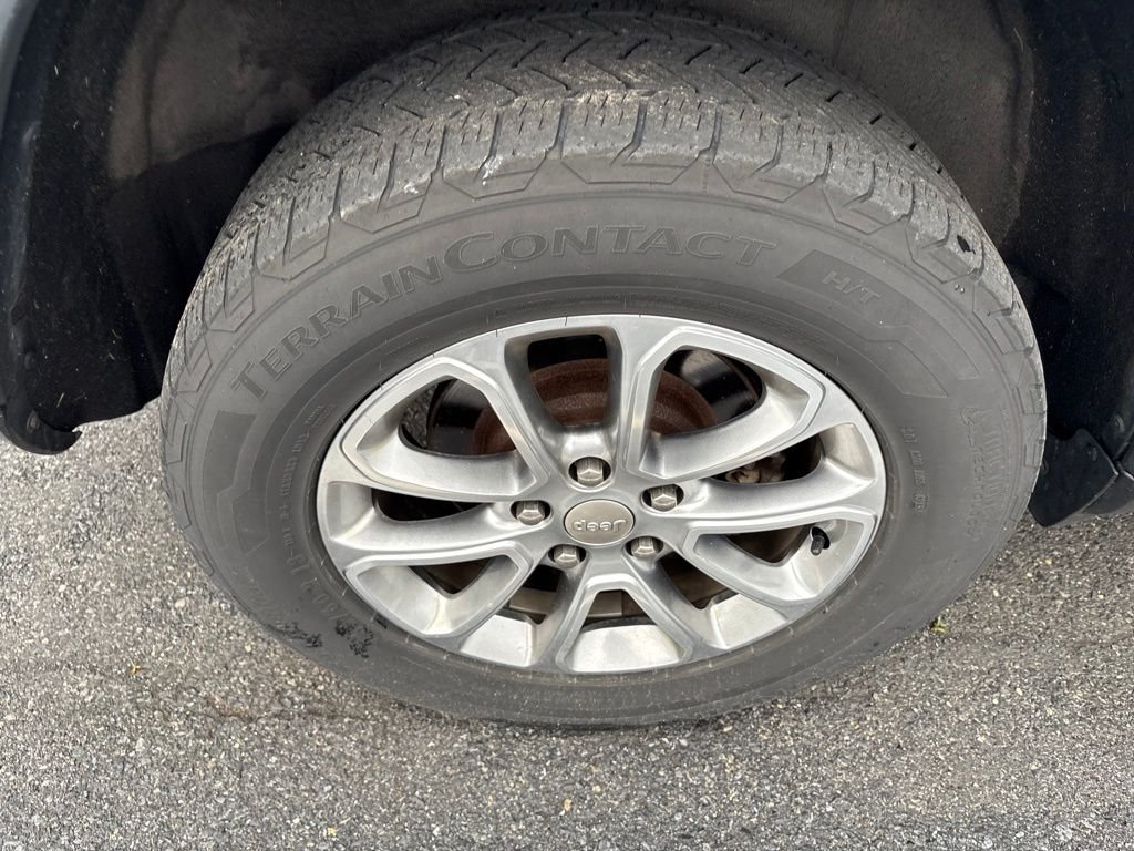 Used 2015 Silver Jeep Limited image 11