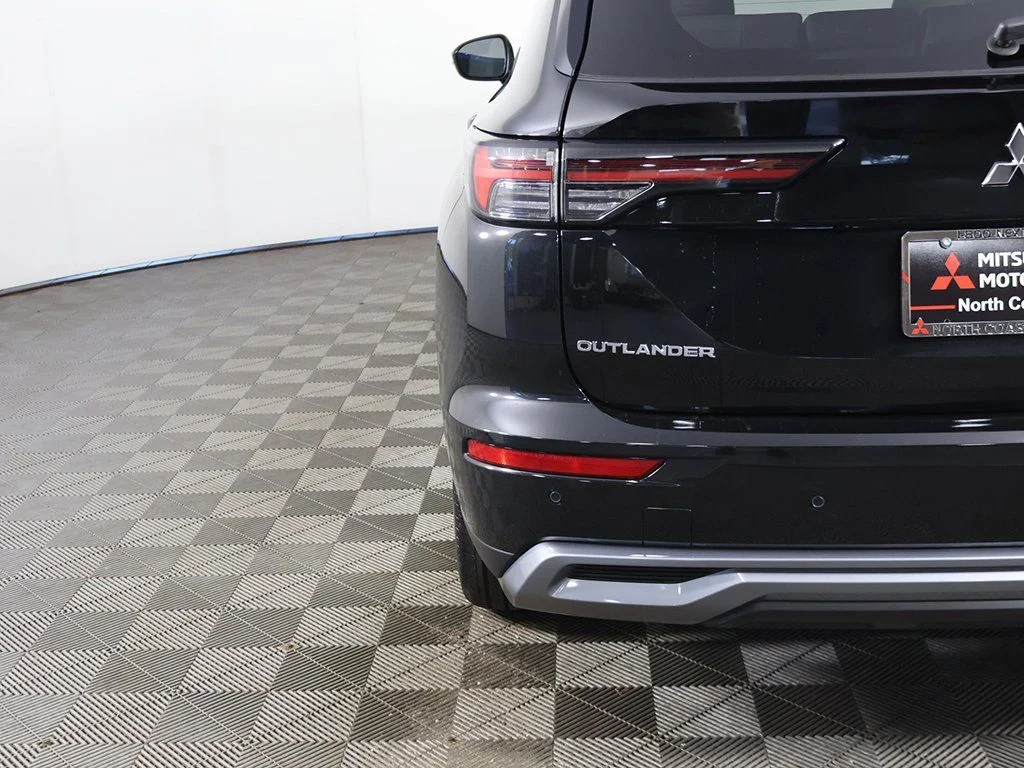 2025 Mitsubishi Outlander SE - Photo 18