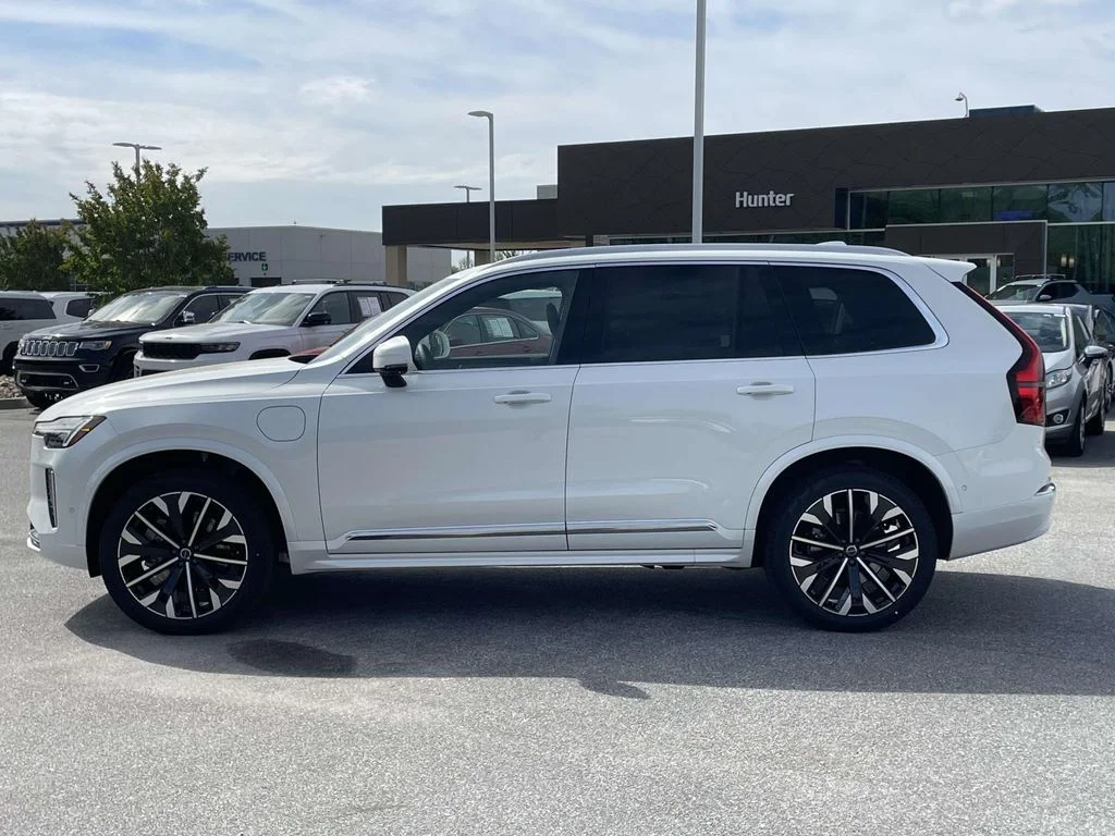 New 2026 Crystal White Volvo Plus image 25