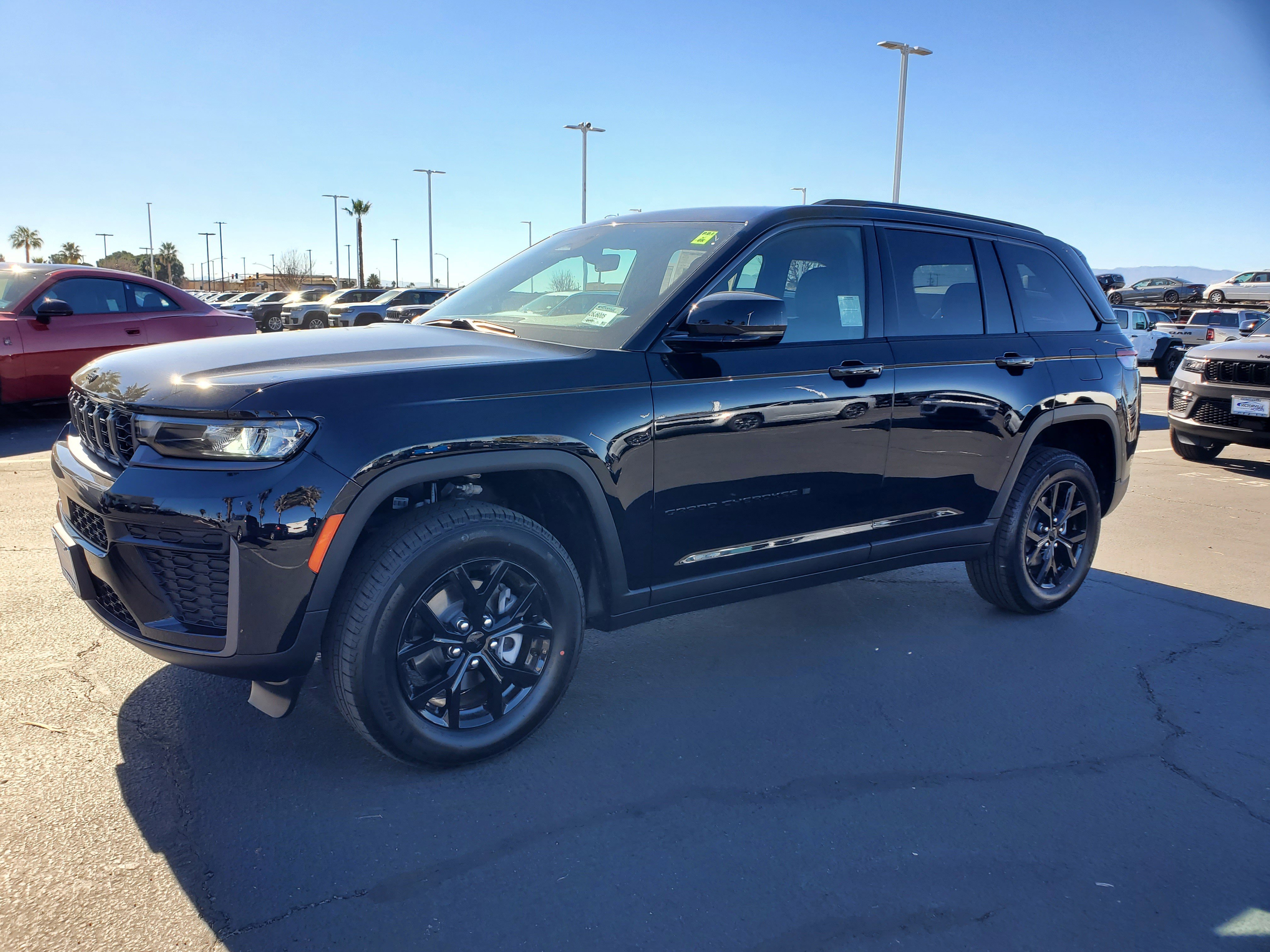 New 2026 Diamond Black Crystal Pearl-Coat Exterior Paint Jeep Altitude image 7