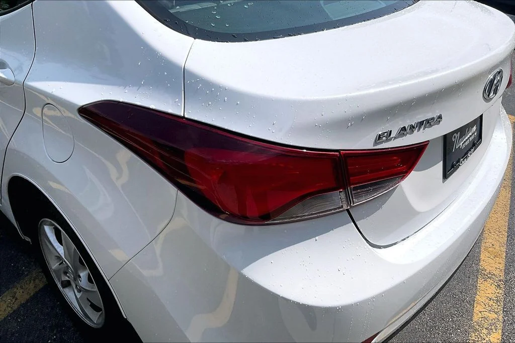 Used 2015 White Hyundai SE image 33