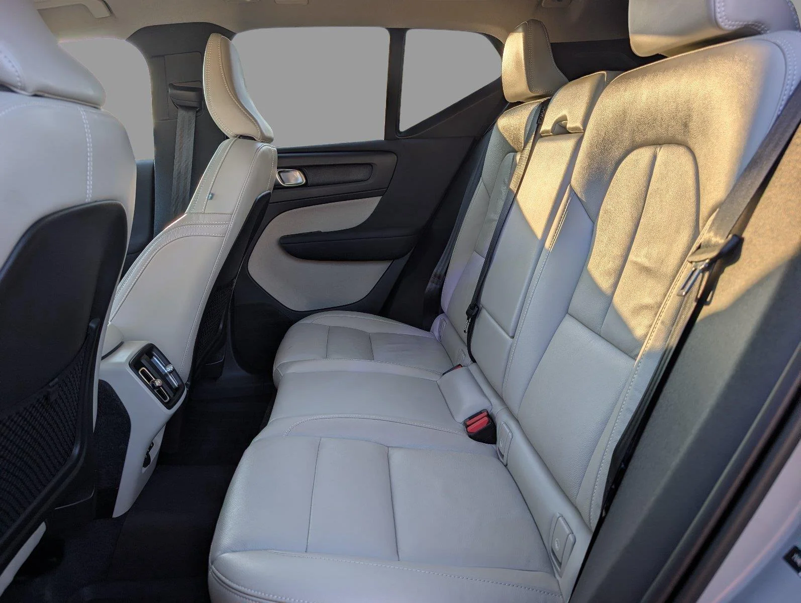 Used 2024 Vapor Grey Metallic Volvo Plus Bright Theme image 34