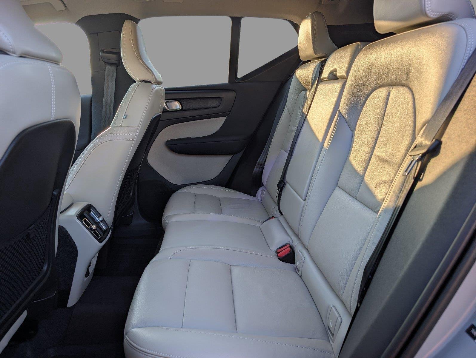 Used 2024 Vapor Grey Metallic Volvo Plus Bright Theme image 34