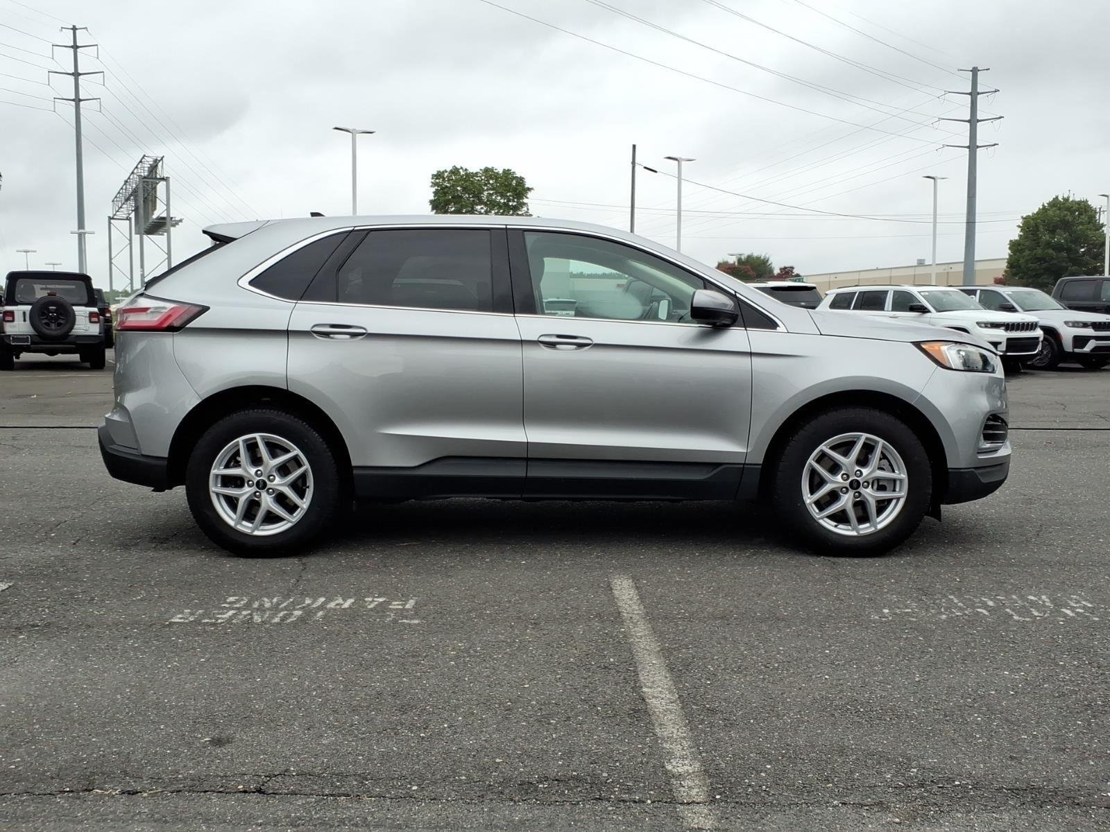 Used 2024  Ford SEL image 9