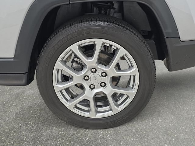Used 2022 Silver Jeep Latitude Lux image 30