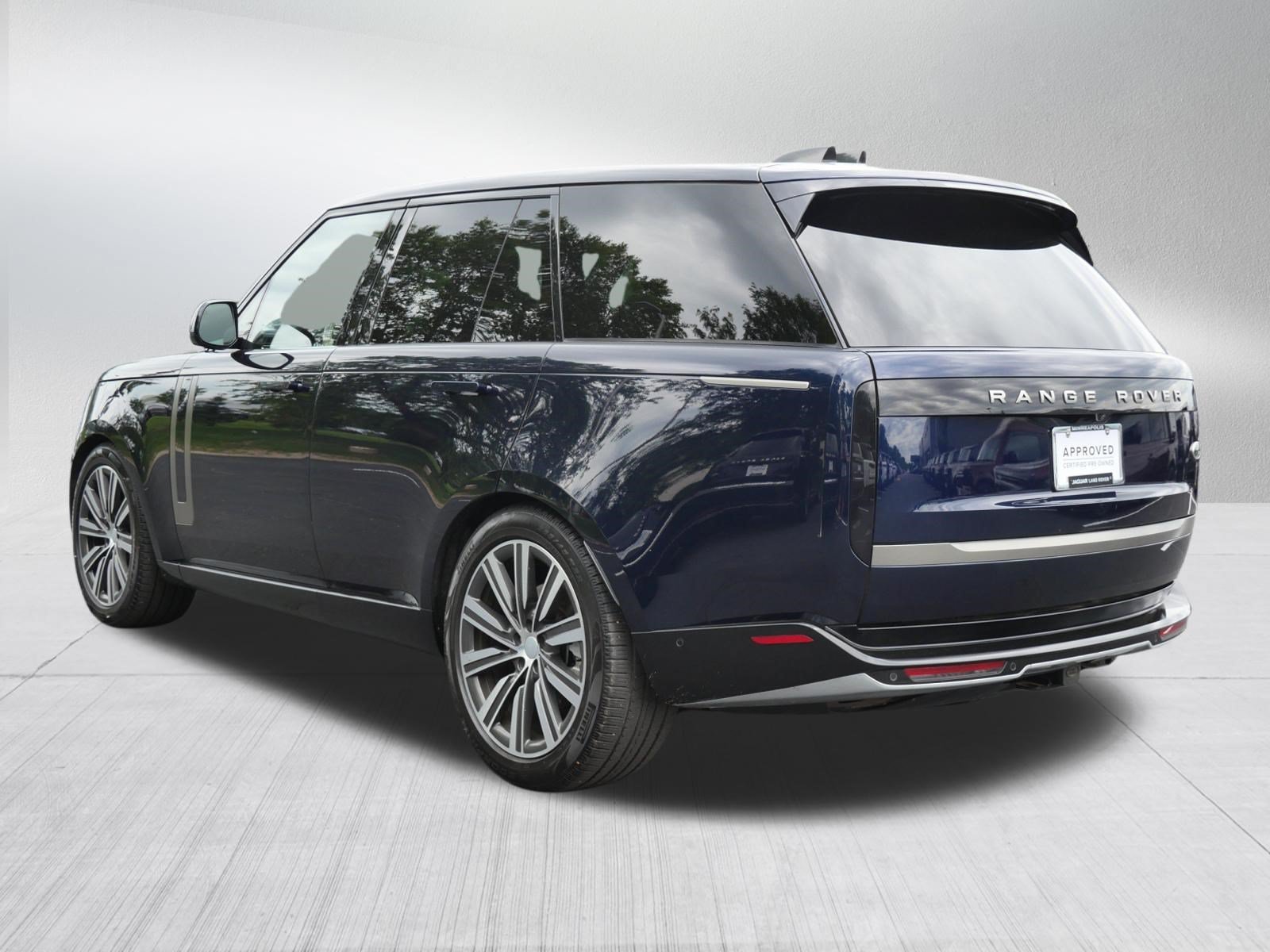 Used 2023 Portofino Blue Metallic Land Rover SE image 3