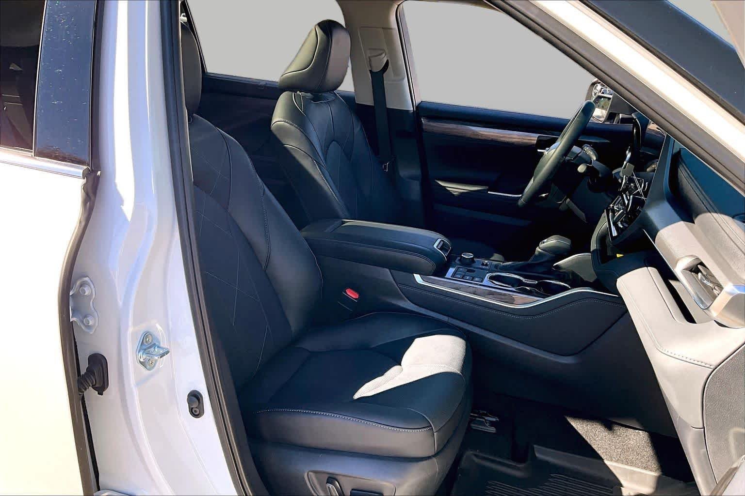 Used 2026 Wind Chill Pearl Toyota Platinum image 8