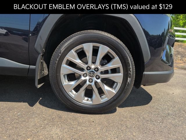 Used 2023  Toyota XLE Premium image 9