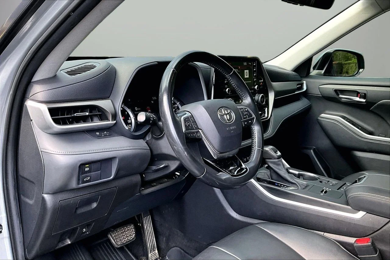 Certified Used 2021 Silver Toyota XLE image 18