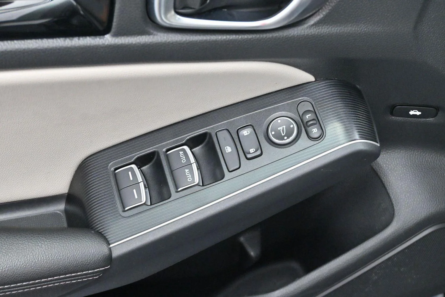 Used 2024 Meteorite Gray Metallic Honda Touring image 11