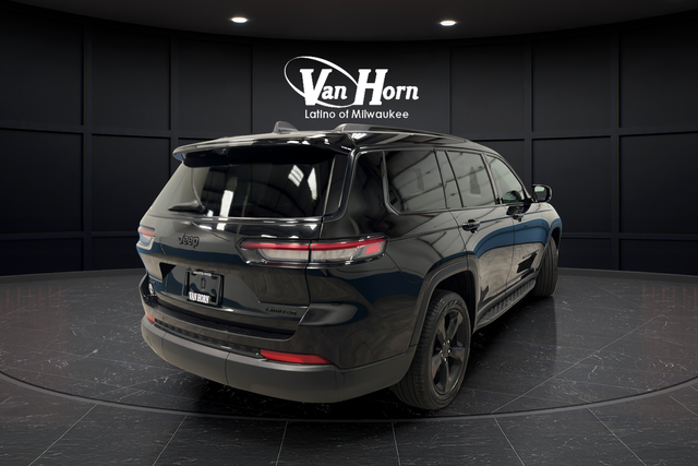 Used 2024 Diamond Black Crystal Pearlcoat Jeep Limited image 7