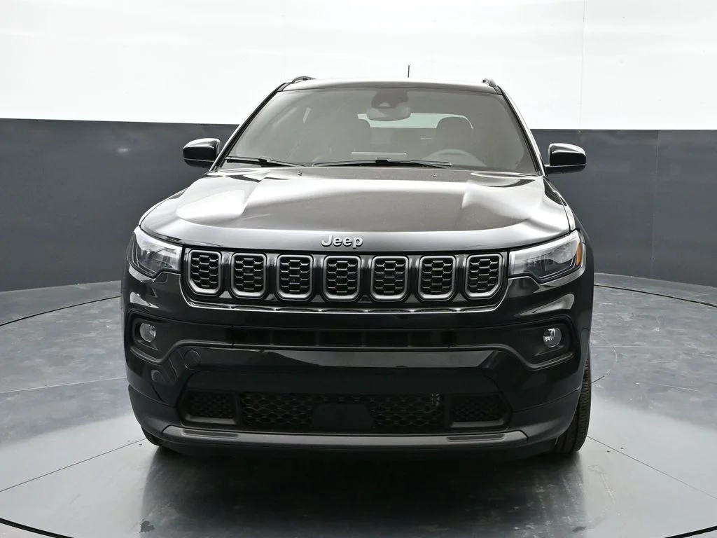 New 2026 Diamond Black Crystal Pearl-Coat Exterior Paint Jeep Latitude image 6