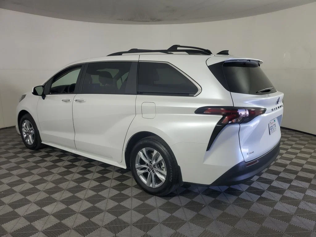 2025 Toyota Sienna XLE - Photo 6