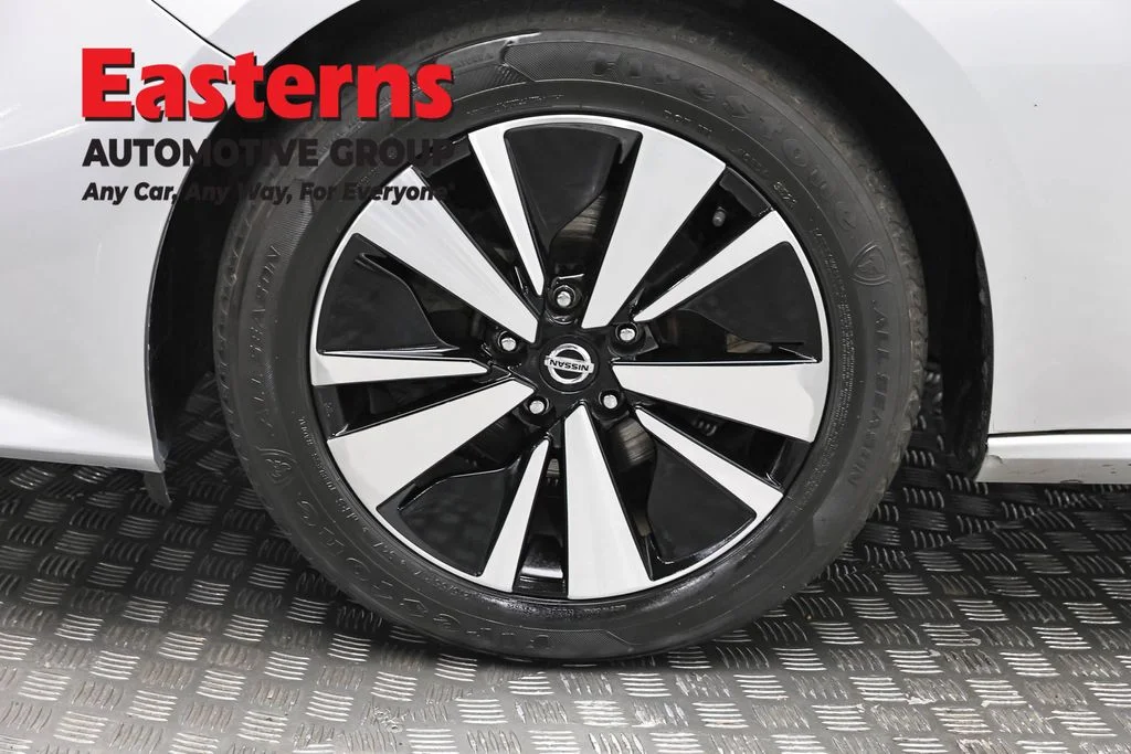 Used 2022 Silver Nissan 2.5 SV image 32
